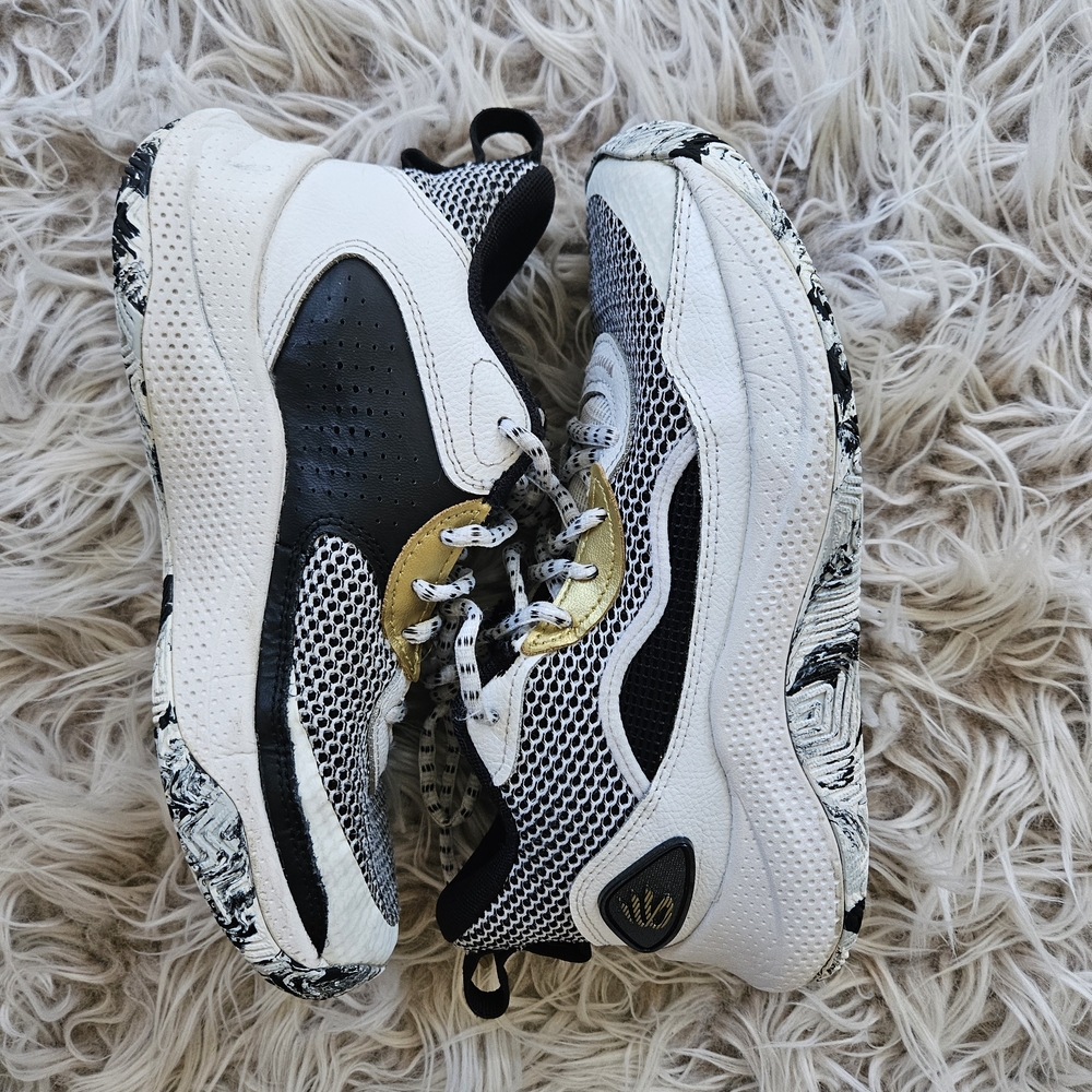 Under Armour Steph Curry Kids Sneakers - Size 4.5 Youth